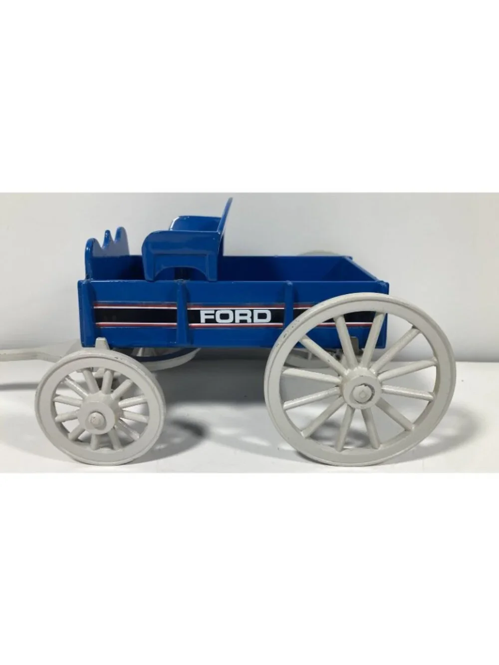 Scale Models Ford Buckboard Farm Wagon Blue Diecast Toy 1:16 Dyersville IA Ertl